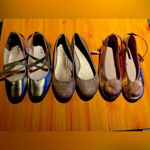 3 pairs of girls dress shoes. Size 2 gold and rose gold.